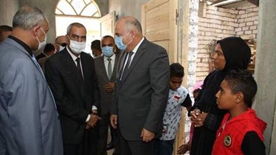 محافظ قنا يزور أسرتي المصور أحمد الرشيدى وعامل النظافة حمودة أحمد | صور