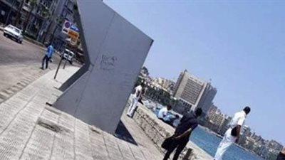 إخراج أولاد من البحر في الإسكندرية بسبب غلق الشواطئ | صور