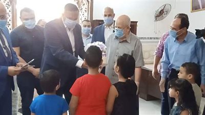 لعب أطفال وعيدية.. هدية محافظ الدقهلية للأيتام في عيد الأضحى | فيديو وصور