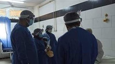 مستشفى قنا العام يوزع حلوى على مرضى كورونا احتفالاً بعيد الأضحى | صور