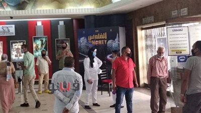 الشرطة النسائية تنتشر أمام دور العرض في الإسكندرية