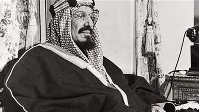 صورة نادرة للملك عبدالعزيز أثناء أداء مناسك الحج وبجانبه الملك سعود