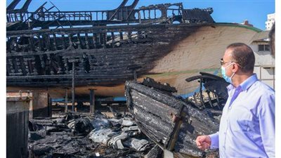 محافظ الإسكندرية يتفقد موقع حريق مراكب الصيد بالأنفوشي | صور