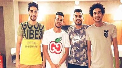 دونجا يحتفل بالعيد بين أصدقائه  في المحلة