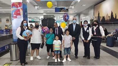 مطار الغردقة يستقبل المسافرين بالبالونات  والهدايا