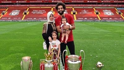 مكة محمد صلاح تفوز بجائزة في مدينة الملاهي.. وكيان تهرب من أشعة الشمس | صور