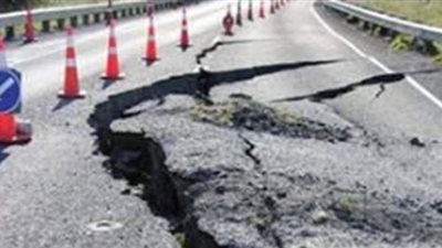 فيديو مرعب للحظة انشقاق الأرض وابتلاعها امرأتين في الصين