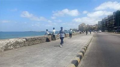 توافد المواطنين على كورنيش البحر بالإسكندرية بثاني أيام عيد الأضحى