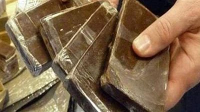إرسال عينة من ٩ قطع  حشيش ضبطت مع عاطل في ١٥ مايو
