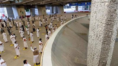 الحجاج يستكملون مناسك الحج ثاني أيام العيد.. نجاح خطة التفويج لأداء طواف الإفاضة.. واتباع إجراءات التباعد خلال رمي الجمرات