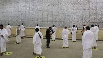 حجاج بيت الله الحرام يرمون الجمرات في أول أيام التشريق | فيديو