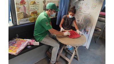 فريق أطفال وكبار بلا مأوي ينقذ فتاة تفترش الشارع.. ونقلها لدار رعاية