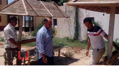 صناعة  مظلات من الاخشاب القديمة لحماية المارة من الشمس بالاسماعيلية