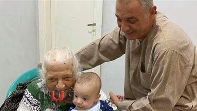 محمود حميدة ينشر صورة لوالدته لأول مرة