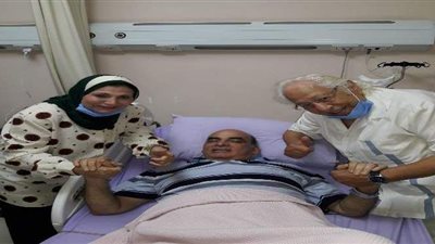 فاطمة عيد وزوجها يزوران الشاعر أمل الطائر فى المستشفى