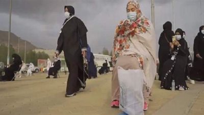 إندونيسية تعبر عن سعادتها بالبكاء لأدائها مناسك الحج | فيديو