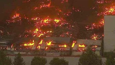 حريق ضخم بكاليفورنيا يجبر  8 آلاف شخص على ترك منازلهم