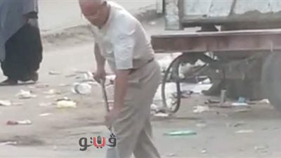 رئيس حى بملوي يجمع القمامة وينظف الشارع | فيديو وصور