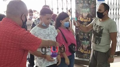 الشباب والصبية يتوافدون على المتنزهات في ثالث أيام عيد الأضحى فى الإسكندرية