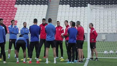 محاضرة فنية للاعبي الأهلي في مران اليوم بالتتش