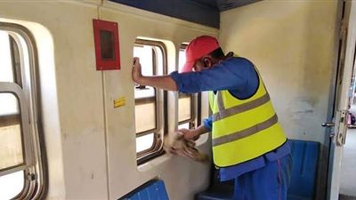 عمال الخدمات المتكاملة يواصلون تنظيف القطارات خلال العيد