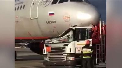 اصطدام صهريج وقود بطائرة في مطار بموسكو | فيديو