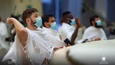 حجاج بيت الله الحرام يواصلون رمي الجمرات