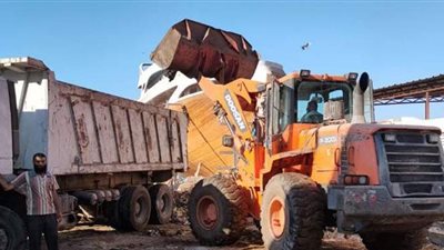 البيئة تزيل تراكمات المخلفات بمدينة البرلس
