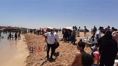 إخلاء شاطئ الرميلة بمطروح  من المصطافين  بعد مخالفتهم الإجراءات الاحترازية