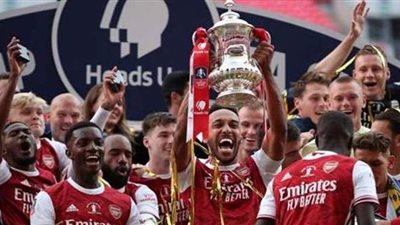 بعد التتويج بكأس الاتحاد.. أوباميانج يتفوق على محمد صلاح برقم جديد