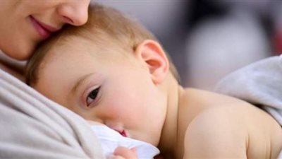 طبيب نساء يوضح فوائد لبن الأم للأطفال