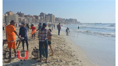 إخلاء شواطئ العجمي من مخالفي قرارات الحظر | صور