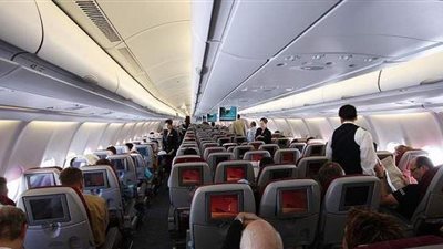 بسبب كمامة.. شجار عنيف على متن طائرة هولندية | فيديو