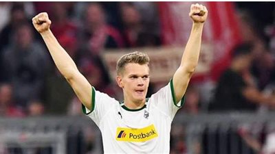 مدافع بوروسيا مونشنجلادباخ  يصدم عمالقة الدوري الأوروبي