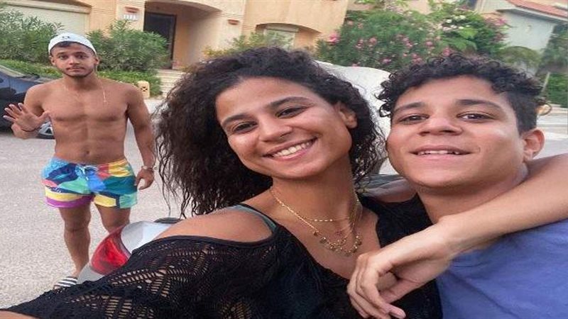 أحمد داش وشقيقته