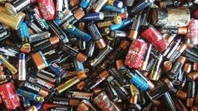 احذر.. إلقاء البطاريات منتهية الصلاحية بسلة المهملات يهدد منزلك