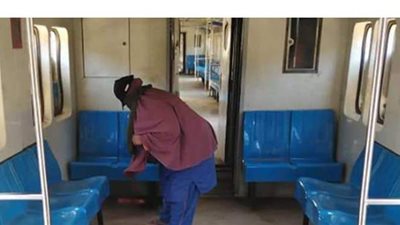 العنصر النسائي في السكك الحديدية يتحدى إجازة العيد ويواصل العمل | صور