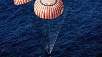 لحظة انتشال رائدي فضاء بعد وصولهما إلى الأرض في كبسولة فضائية | فيديو