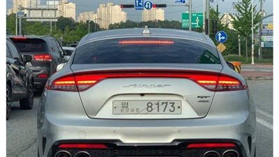 زيادة حجم سيارة كيا ستينجر يتمركز في وسط صندوق الأمتعة