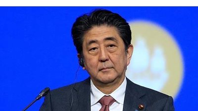 رئيس وزراء اليابان يتوقف عن ارتداء الكمامات الحكومية