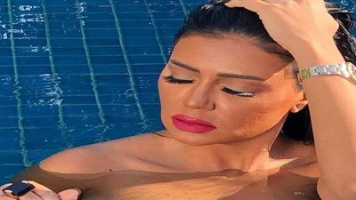 رانيا يوسف تخضع لجلسة تصوير جديدة في حمام السباحة