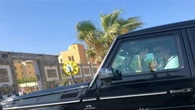 الجمهور يلتف حول سيارة عمرو دياب فى الساحل الشمالى لالتقاط صور معه