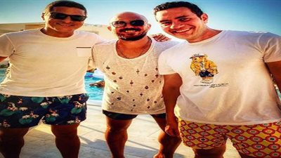 محمود العسيلي يقضي إجازته الصيفية برفقة عمرو منسي