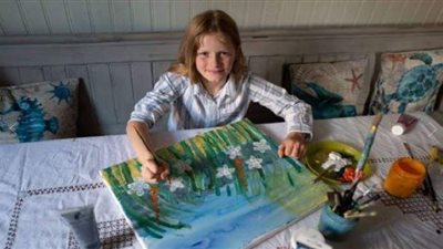 طفلة بريطانية تتبرع بإيرادات لوحاتها الفنية لجمعيات السرطان | صور