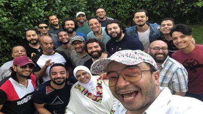 حسام داغر يختم القرآن على روح والدته برفقة أصدقائه