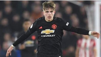 مانشستر يونايتد يجدد عقد نجمه