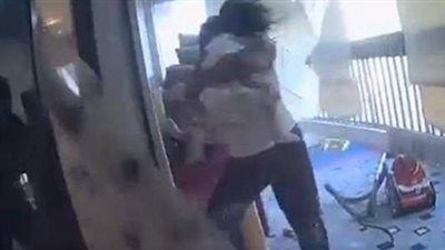 خادمة منزل تنقذ طفلة من الموت المحقق في انفجار بيروت | فيديو