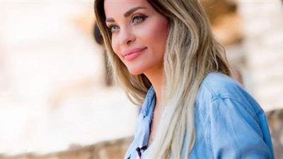 إصابة الفنانة اللبنانية دومينيك حوراني في انفجار العاصمة بيروت | صور