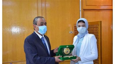 محافظ الإسماعيلية يكرم السادسة على الجمهورية بالثانوية العامة | صور