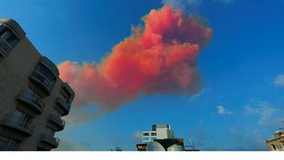 خبير يفسر اللون الوردي للانفجار في بيروت